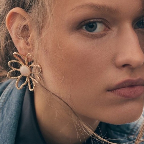 Anthropologie Gold Flower Earrings with Blue Agate. Brand new! - Picture 8 of 10